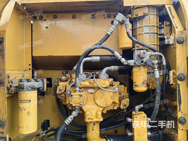 液壓泵艙室正面整體（整機外觀）