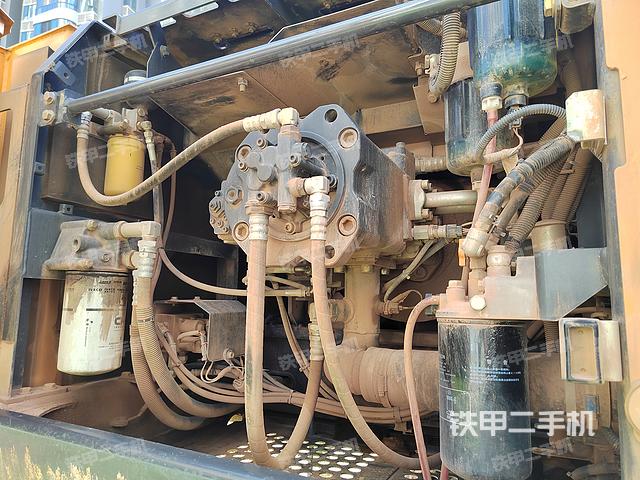 液壓泵艙室正面整體(整機(jī)外觀) 液壓泵艙室正面整體(整機(jī)外觀)