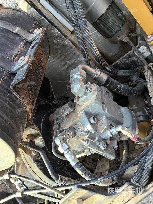 液压泵舱室正面整体（整机外观）