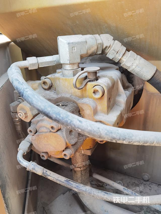 液压泵舱室正面整体（整机外观）