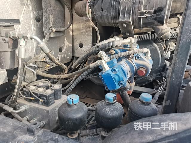 液壓泵艙室正面整體（整機外觀）