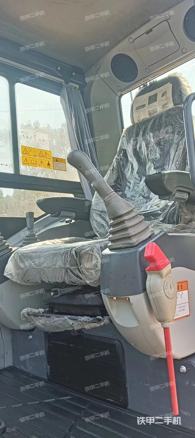 駕駛室整體(整機(jī)外觀) 駕駛室整體(整機(jī)外觀)