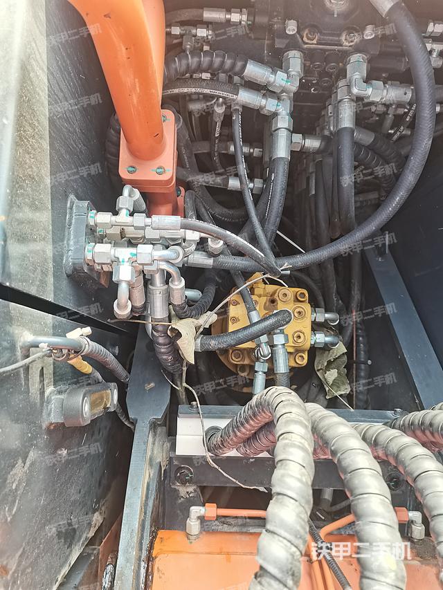 回轉(zhuǎn)馬達和主控閥（整機外觀）