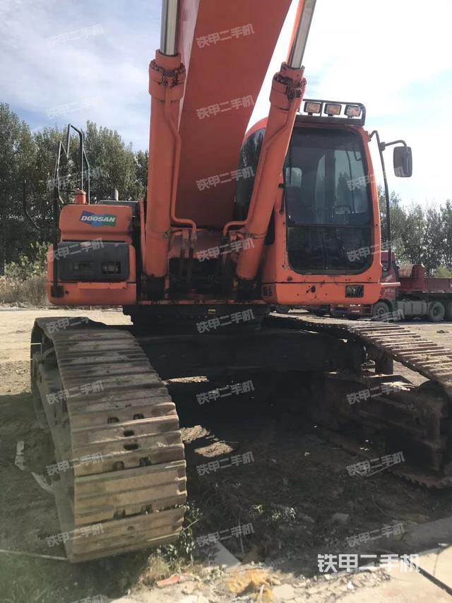 駕駛室頂部（整機外觀）