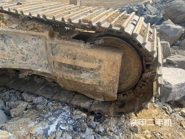 單側(cè)履帶整體(整機(jī)外觀) 單側(cè)履帶整體(整機(jī)外觀)