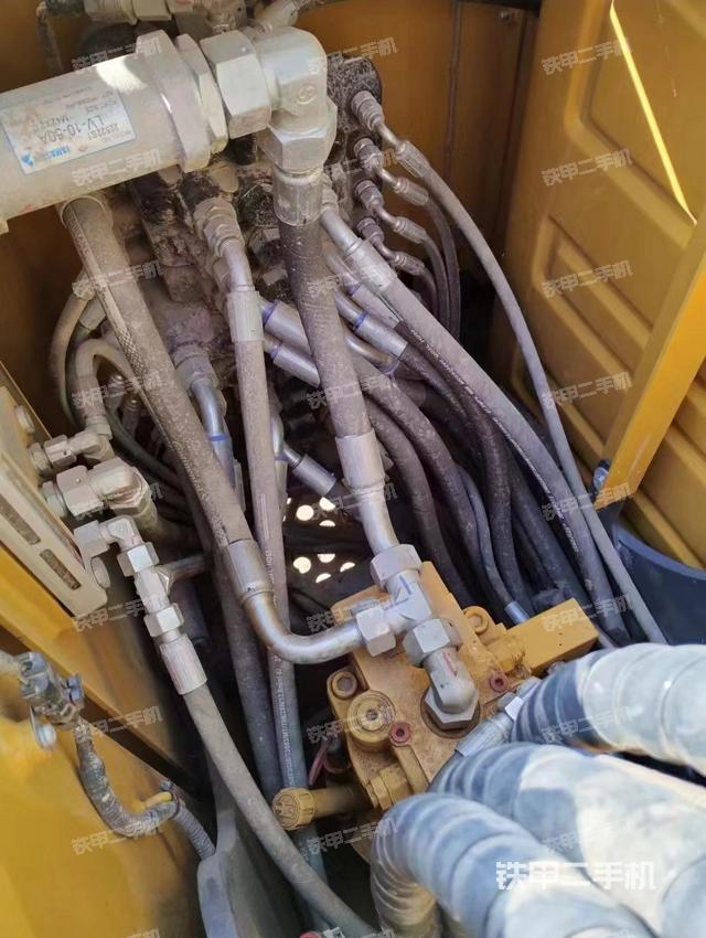 回轉(zhuǎn)馬達(dá)和主控閥(整機(jī)外觀) 回轉(zhuǎn)馬達(dá)和主控閥(整機(jī)外觀)