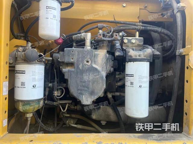 液壓泵艙室正面整體(整機(jī)外觀) 液壓泵艙室正面整體(整機(jī)外觀)