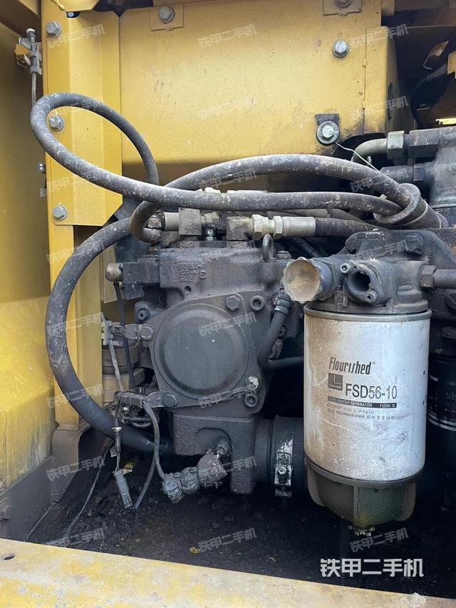 液壓泵艙室正面整體（整機外觀）