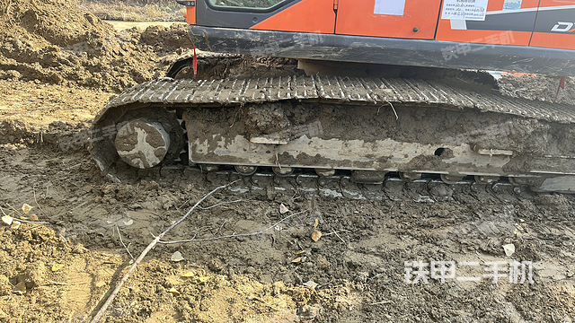 單側(cè)履帶整體(整機(jī)外觀) 單側(cè)履帶整體(整機(jī)外觀)