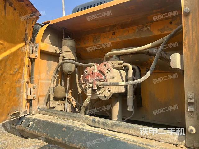 液壓泵艙室正面整體(整機(jī)外觀) 液壓泵艙室正面整體(整機(jī)外觀)