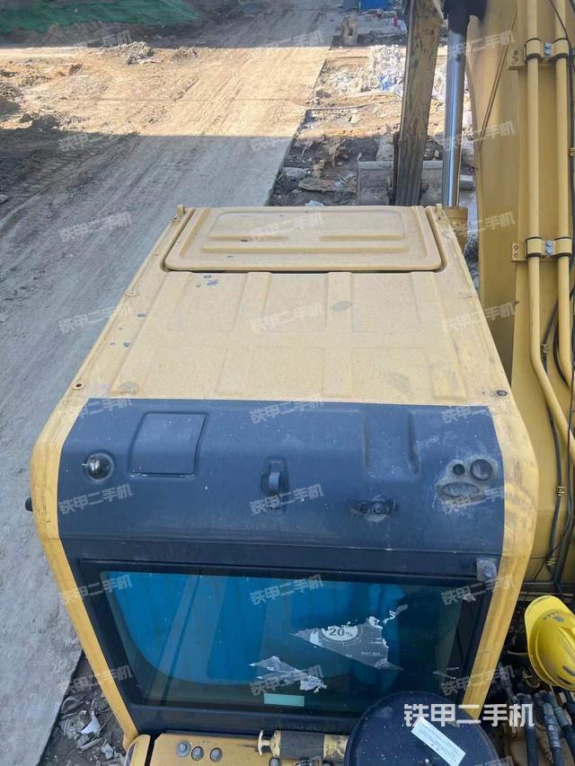 駕駛室頂部(整機(jī)外觀) 駕駛室頂部(整機(jī)外觀)