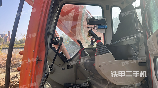 駕駛室整體(整機(jī)外觀) 駕駛室整體(整機(jī)外觀)