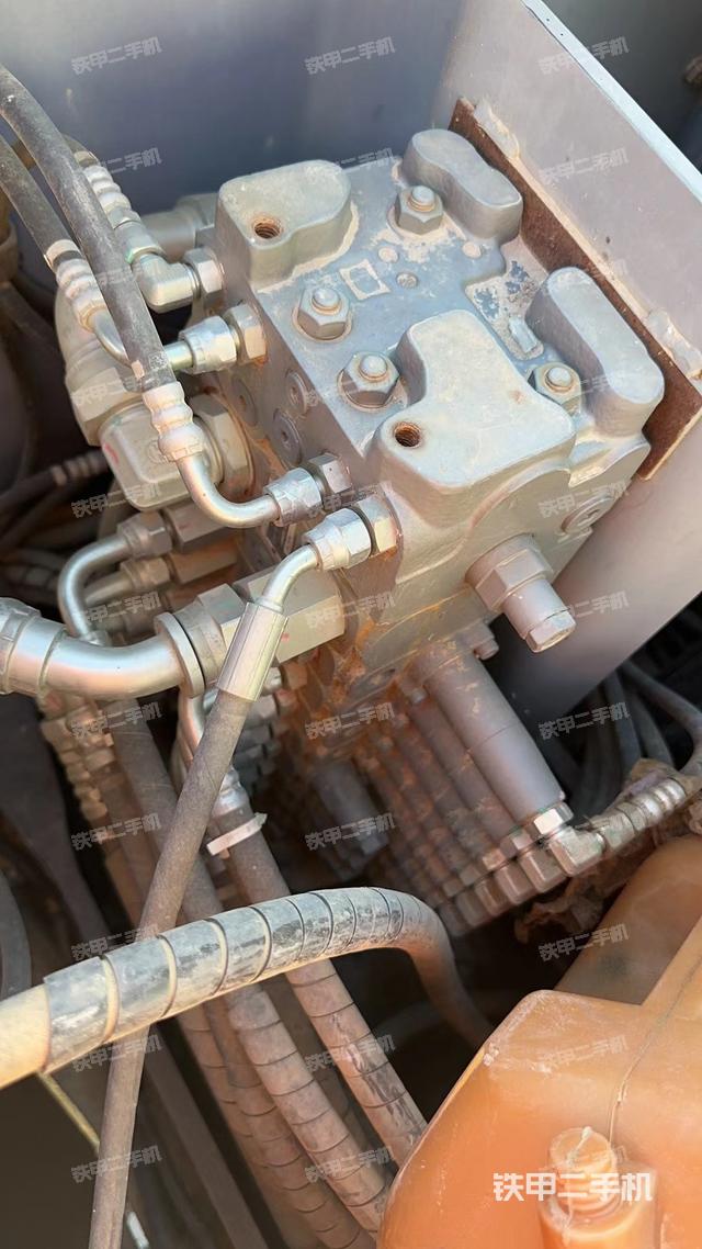 回轉(zhuǎn)馬達(dá)和主控閥（整機(jī)外觀）