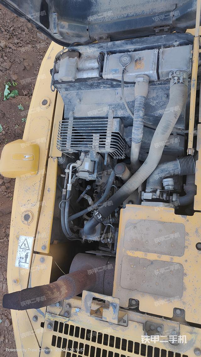 回轉馬達和主控閥(整機外觀) 回轉馬達和主控閥(整機外觀)