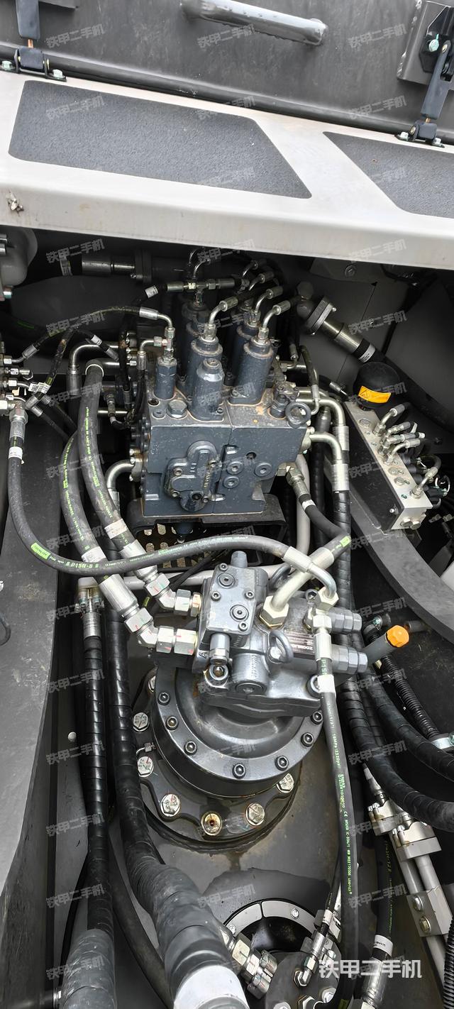 回轉(zhuǎn)馬達(dá)和主控閥（整機(jī)外觀）