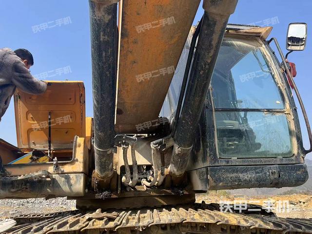 駕駛室頂部(整機(jī)外觀) 駕駛室頂部(整機(jī)外觀)