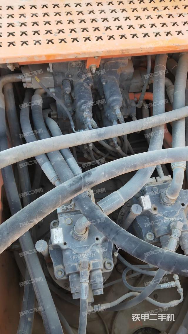 回轉(zhuǎn)馬達(dá)和主控閥（整機外觀）