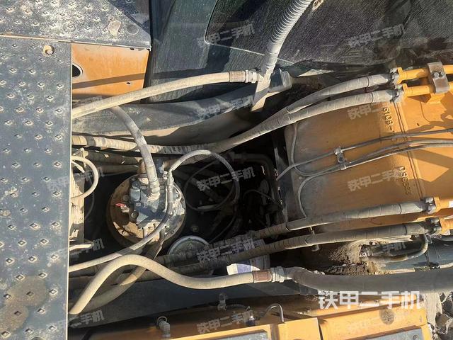 回轉(zhuǎn)馬達(dá)和主控閥(整機(jī)外觀) 回轉(zhuǎn)馬達(dá)和主控閥(整機(jī)外觀)