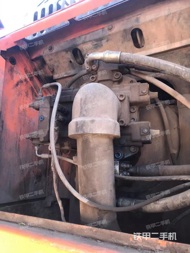 液壓泵艙室正面整體（整機外觀）