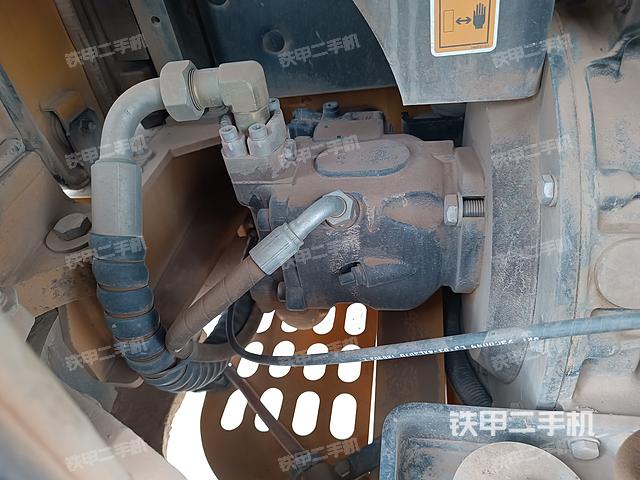 液壓泵艙室正面整體（整機外觀）