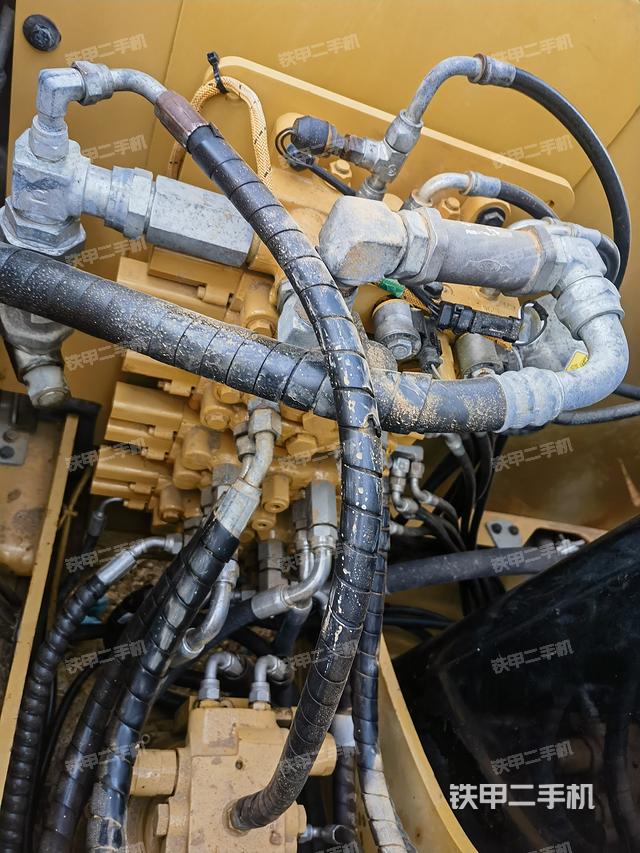 回轉(zhuǎn)馬達(dá)和主控閥（整機(jī)外觀）