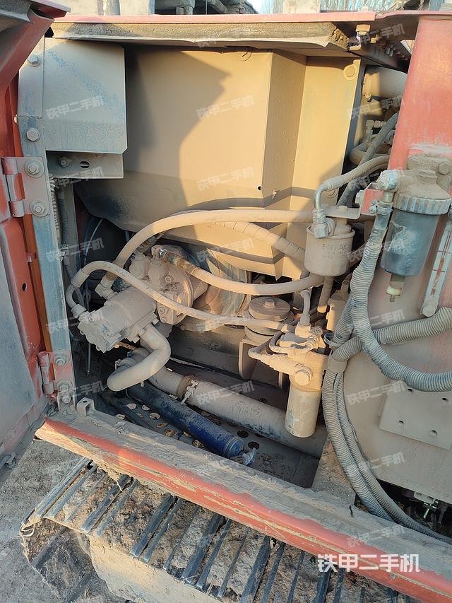 液壓泵艙室正面整體(整機(jī)外觀) 液壓泵艙室正面整體(整機(jī)外觀)