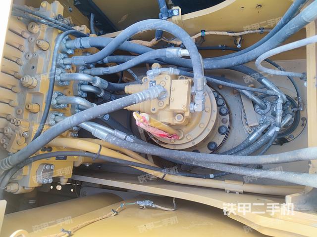 回轉(zhuǎn)馬達(dá)和主控閥（整機(jī)外觀）