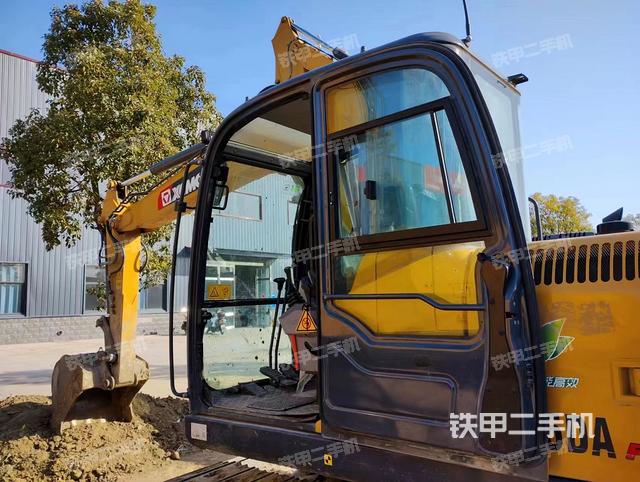 駕駛室整體(整機(jī)外觀) 駕駛室整體(整機(jī)外觀)