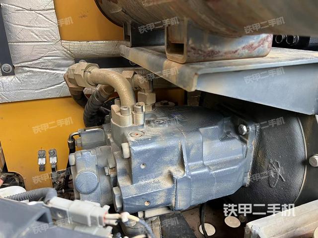 液壓泵艙室正面整體（整機外觀）