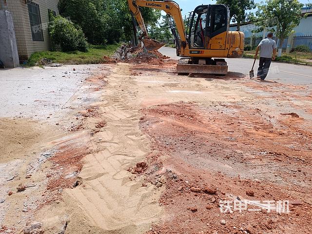 駕駛室頂部（整機外觀）