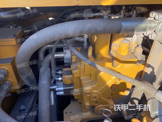 回轉(zhuǎn)馬達(dá)和主控閥（整機(jī)外觀）