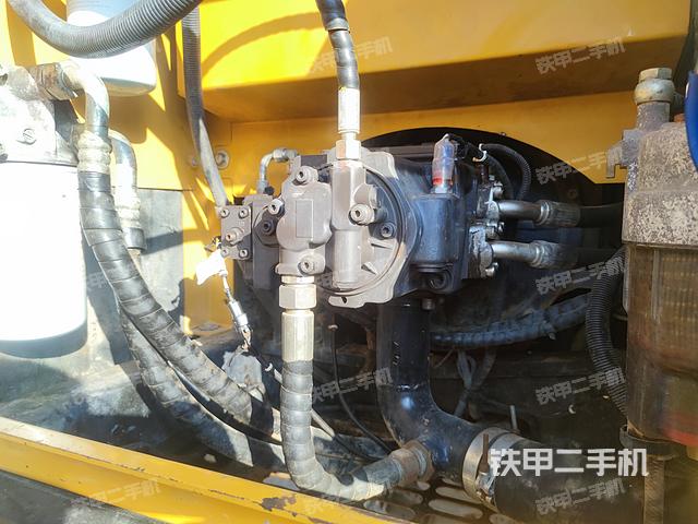 液壓泵艙室正面整體(整機外觀) 液壓泵艙室正面整體(整機外觀)