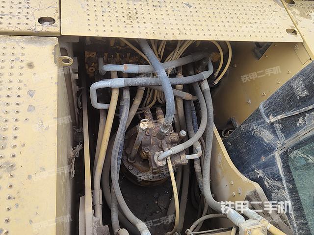 回轉(zhuǎn)馬達(dá)和主控閥（整機(jī)外觀）