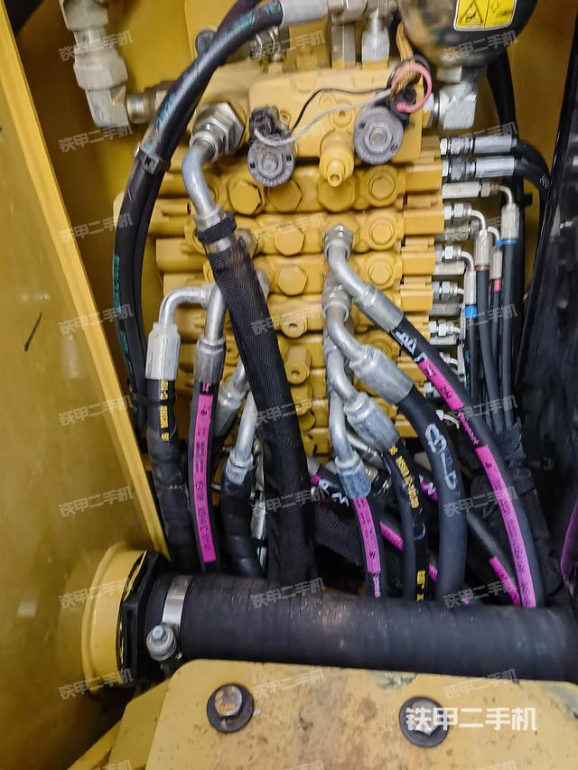 回轉(zhuǎn)馬達(dá)和主控閥（整機(jī)外觀）