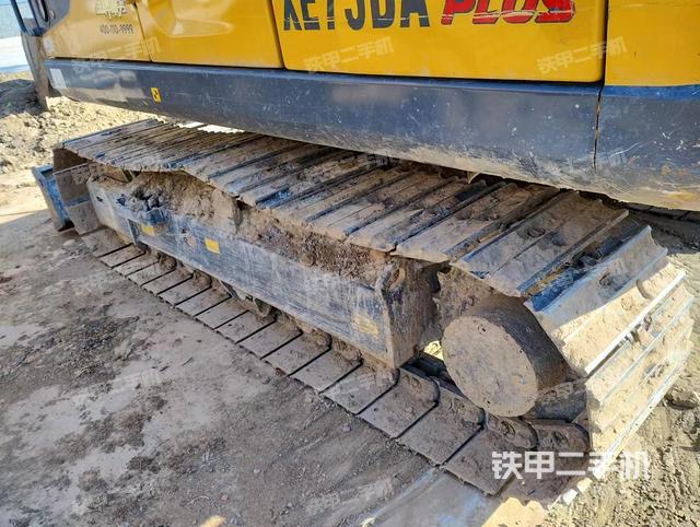 單側(cè)履帶整體(整機(jī)外觀) 單側(cè)履帶整體(整機(jī)外觀)