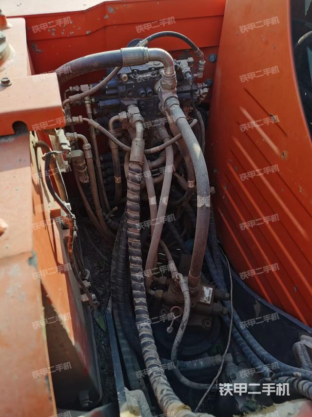 回轉(zhuǎn)馬達(dá)和主控閥（整機(jī)外觀）