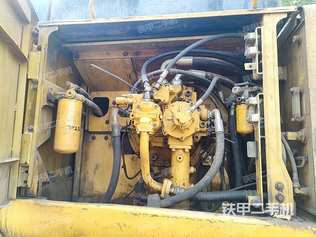 液壓泵艙室正面整體(整機外觀) 液壓泵艙室正面整體(整機外觀)