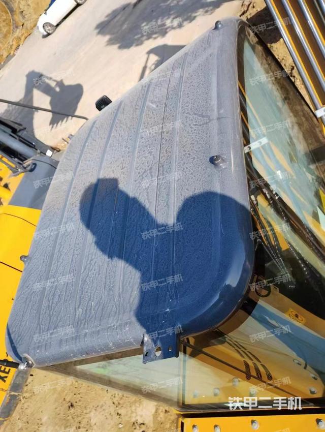 駕駛室頂部(整機(jī)外觀) 駕駛室頂部(整機(jī)外觀)