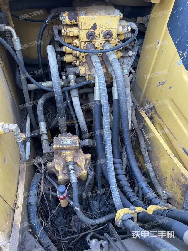 回轉(zhuǎn)馬達和主控閥（整機外觀）