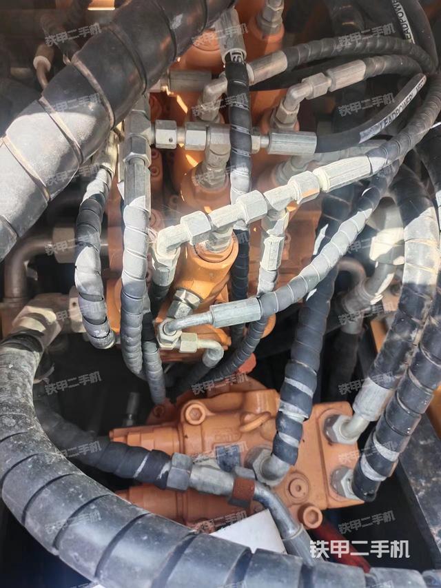 回轉(zhuǎn)馬達和主控閥(整機外觀) 回轉(zhuǎn)馬達和主控閥(整機外觀)