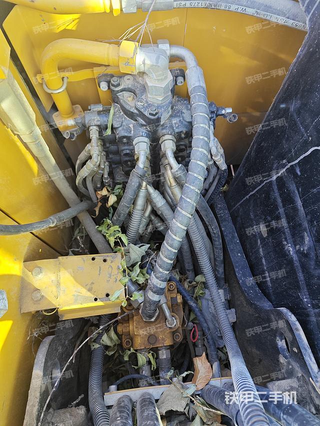 回轉(zhuǎn)馬達(dá)和主控閥（整機(jī)外觀）