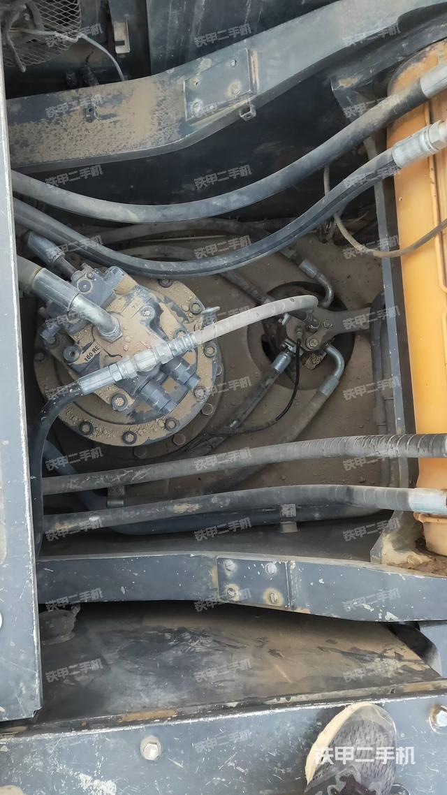 回轉(zhuǎn)馬達(dá)和主控閥（整機(jī)外觀）