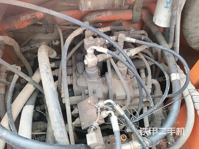 回轉(zhuǎn)馬達(dá)和主控閥（整機(jī)外觀）