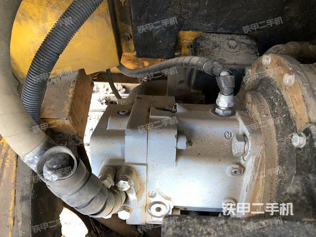 液壓泵艙室正面整體（整機外觀）