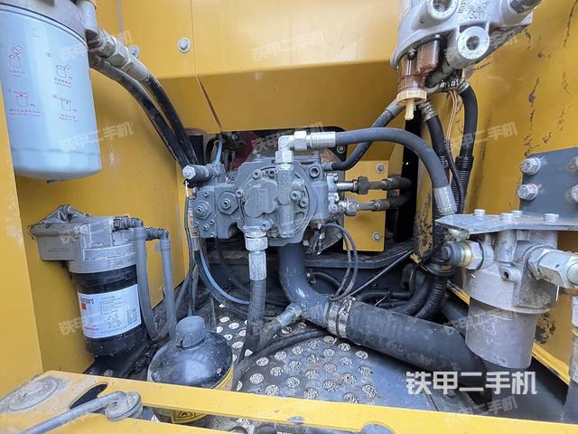 液壓泵艙室正面整體（整機(jī)外觀）