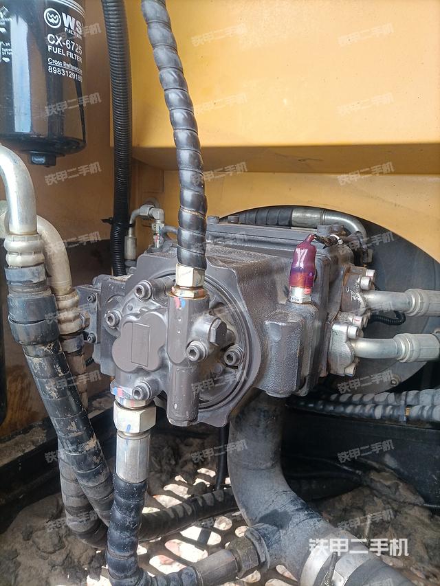 液壓泵艙室正面整體(整機外觀) 液壓泵艙室正面整體(整機外觀)