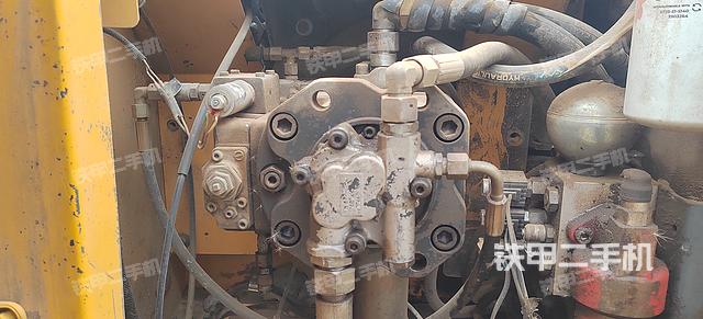 液壓泵艙室正面整體（整機外觀）