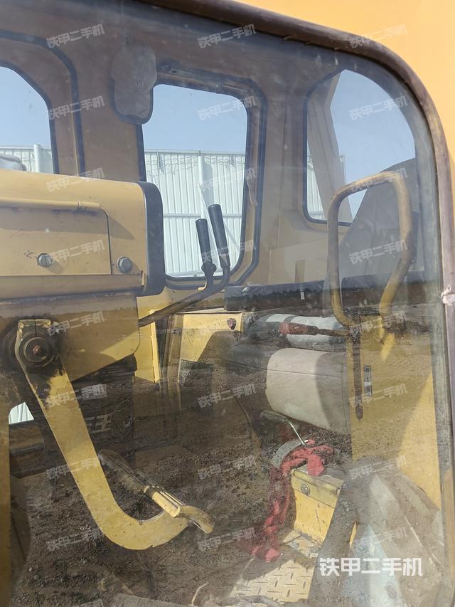 駕駛室操作臺(tái)（設(shè)備外觀及核心部件）