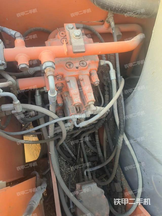 回轉(zhuǎn)馬達(dá)和主控閥（整機(jī)外觀）