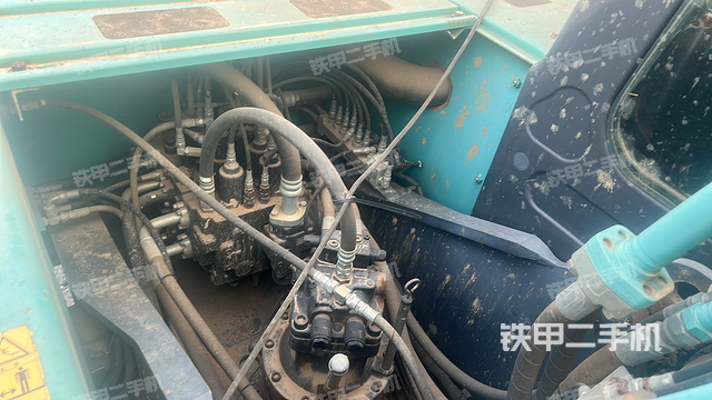 回轉(zhuǎn)馬達(dá)和主控閥（整機(jī)外觀）